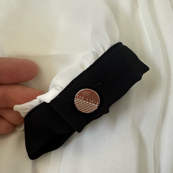 Ted Baker London white pleated blouse size 3 Medium - Picture 6 of 8